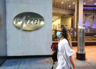 L'Agence du médicament américaine (FDA) a autorisé vendredi 11 décembre, sous la pression de Donald Trump, l'utilisation du vaccon Pfizer/BioTech dans la lutte contre le coronavirus. Les premières vaccinations devraient avoir lieu dès ce samedi. (photo prise devant le siège de Pfizer à Manhattan le 28 juillet 2020)