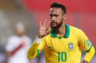 Au Brésil, Neymar a fait face à des fans surexcités en sortant du bus