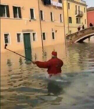 Cette vidéo d'un homme tombant à l'eau à Venise a fait rire (jaune) Cécile Duflot