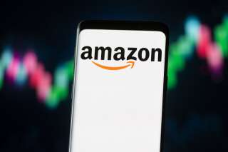 Le logo d'Amazon sur un smartphone (Photo Illustration by Mateusz Slodkowski/SOPA Images/LightRocket via Getty Images)
