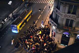 Des manifestants sont encerclés par les forces de l'ordre, le 30 janvier 2007 à Paris, lors d'un rassemblement de familles de mal-logés.