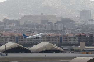 Un avion d'Ariana Afghan Airlines décollant de l'aéroport de Kaboul, en Afghanistan, le 14 août 2021.