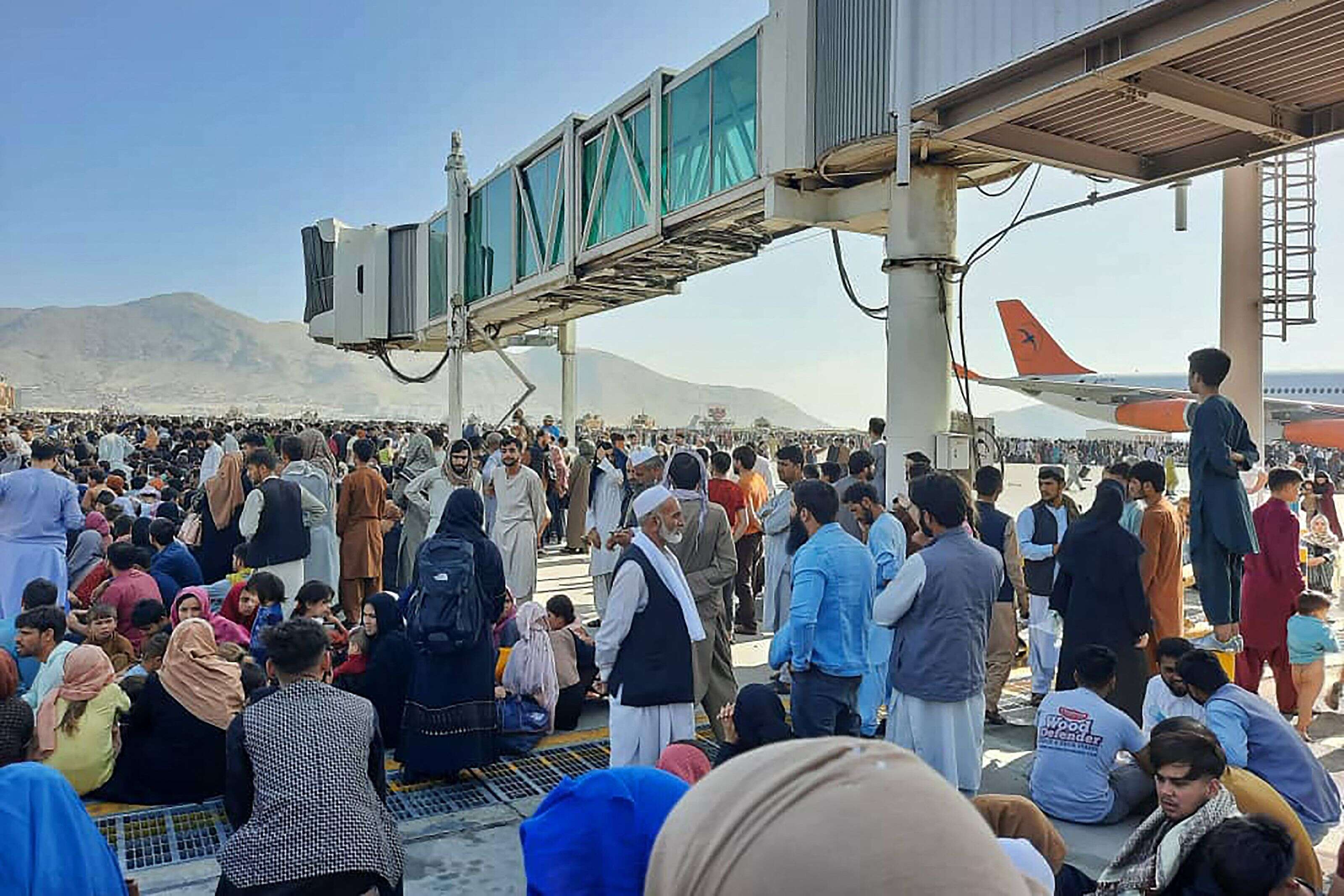 Ce lundi 16 août à l'aéroport de Kaboul, une immense foule de civils espérait pouvoir embarquer un vol international pour quitter au plus vite l'Afghanistan après la prise de pouvoir des talibans.