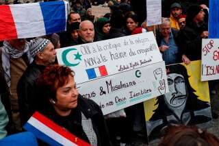 La sénatrice EELV Esther Benbassa lors de la marche contre l'islamophobie dimanche 10 novembre à Paris.
