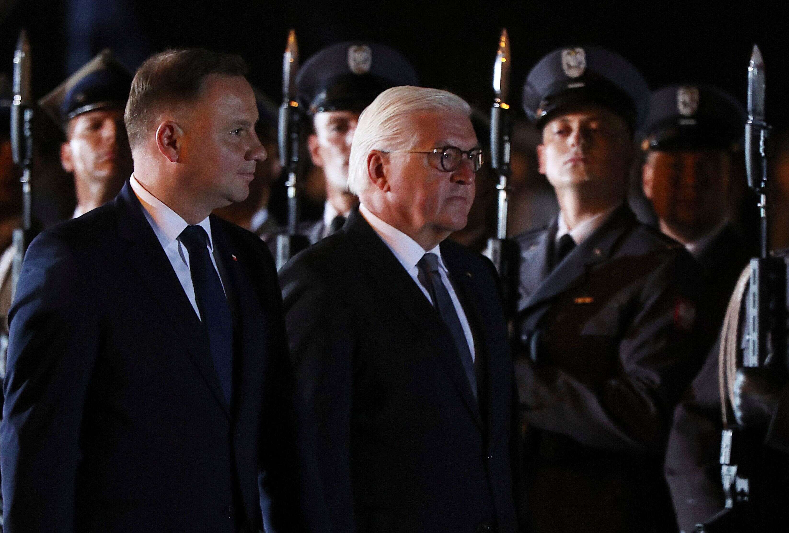 Au petit matin ce 1er septembre, le président polonais Andrzej Duda (à gauche) et son homologue allemand Frank-Walter Steinmeier (à droite) ont commémoré les 80 ans de l'attaque de l'Allemagne nazie contre la ville polonaise de Wielun, début de la Seconde guerre mondiale.
