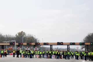 Les gilets jaunes bloquent de nombreuses routes et autoroutes en France