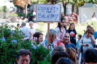 À Levallois, un rassemblement contre l'incarcération de Patrick Balkany