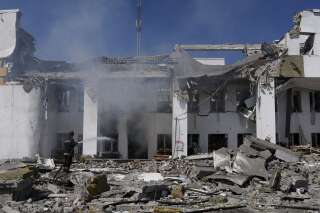 La maison de la culture de Kharkiv en feu après une frappe russe, le 13 mai 2022.