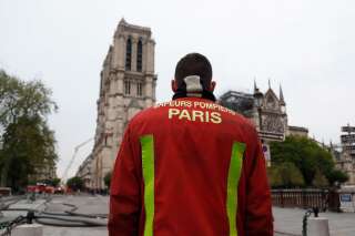 Quelque 400 pompiers étaient mobilisés pour empêcher les flammes de détruire totalement Notre-Dame de Paris.