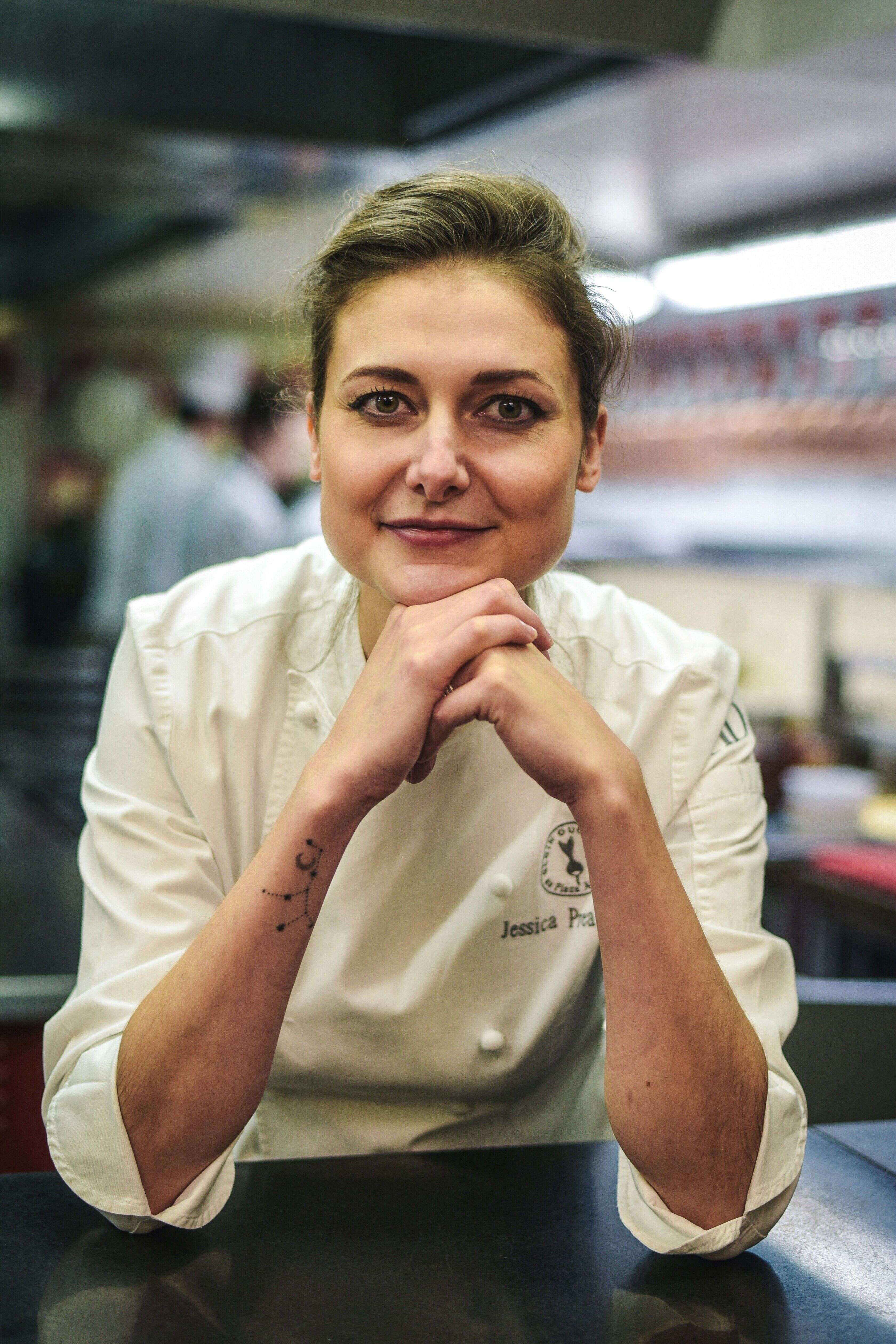 Jessica Préalpato dans les cuisines du Plaza Athénée du chef Alain Ducasse.