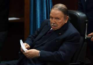 Abdelaziz Bouteflika se rendant aux urnes lors d'un scrutin local, en novembre 2017.