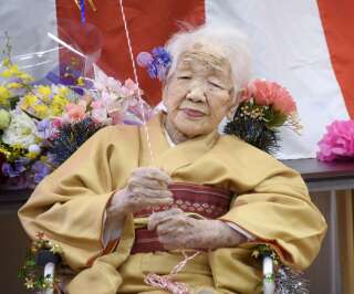 Kane Tanaka, née 1903, devait participer au relais de la flamme olympique au Japon. Mais face à la résurgence de cas dans plusieurs régions dont la sienne, elle y a finalement renoncé.