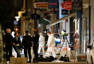 La police scientifique sur le lieu de l'explosion d'un colis piégé ce 24 mai à Lyon.