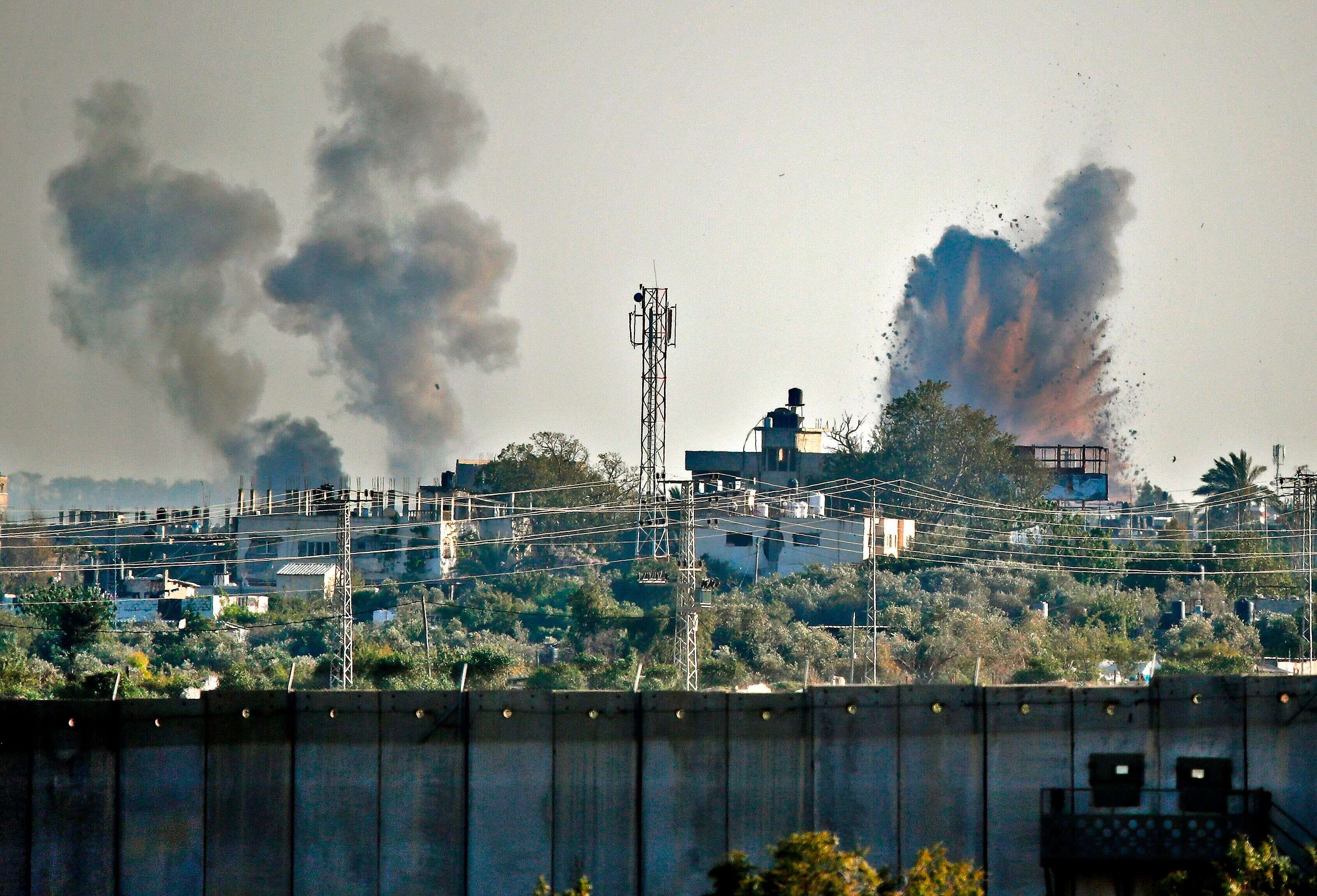 Une photo prise du village israélien de Netiv Haasara montrant une explosion le 4 mai 2019.