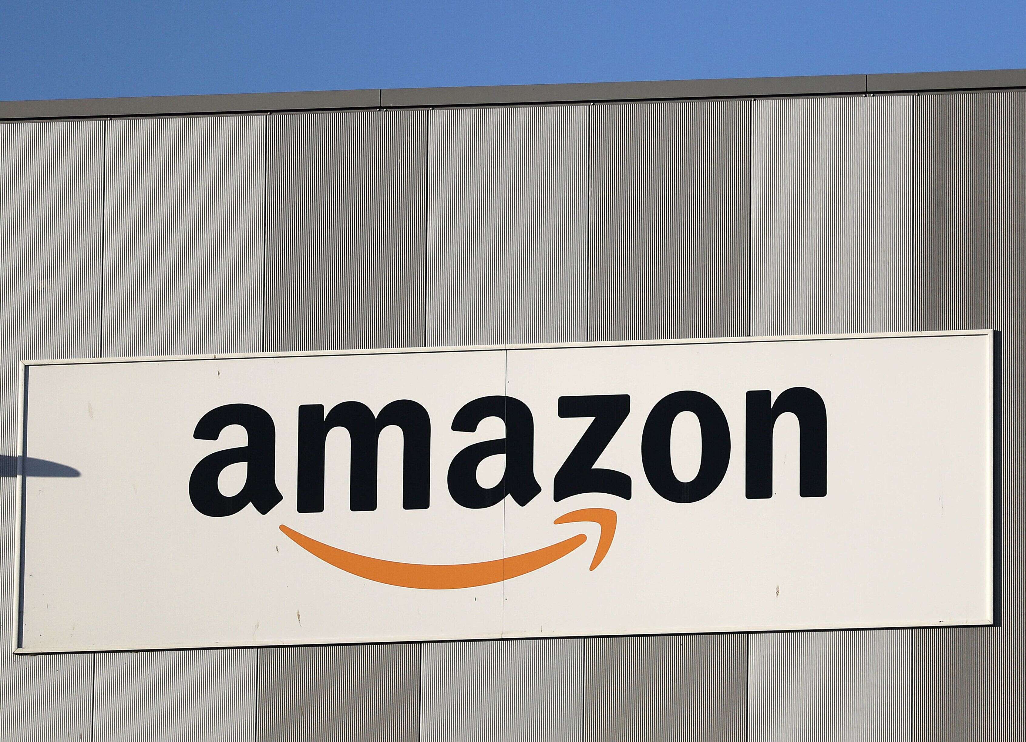 Amazon reconnaît que certains de ses employés sont contraints d'uriner dans des bouteilles (photo d'illustration prise le 31 mars 2021 au centre Amazon de Cologne en Allemagne)