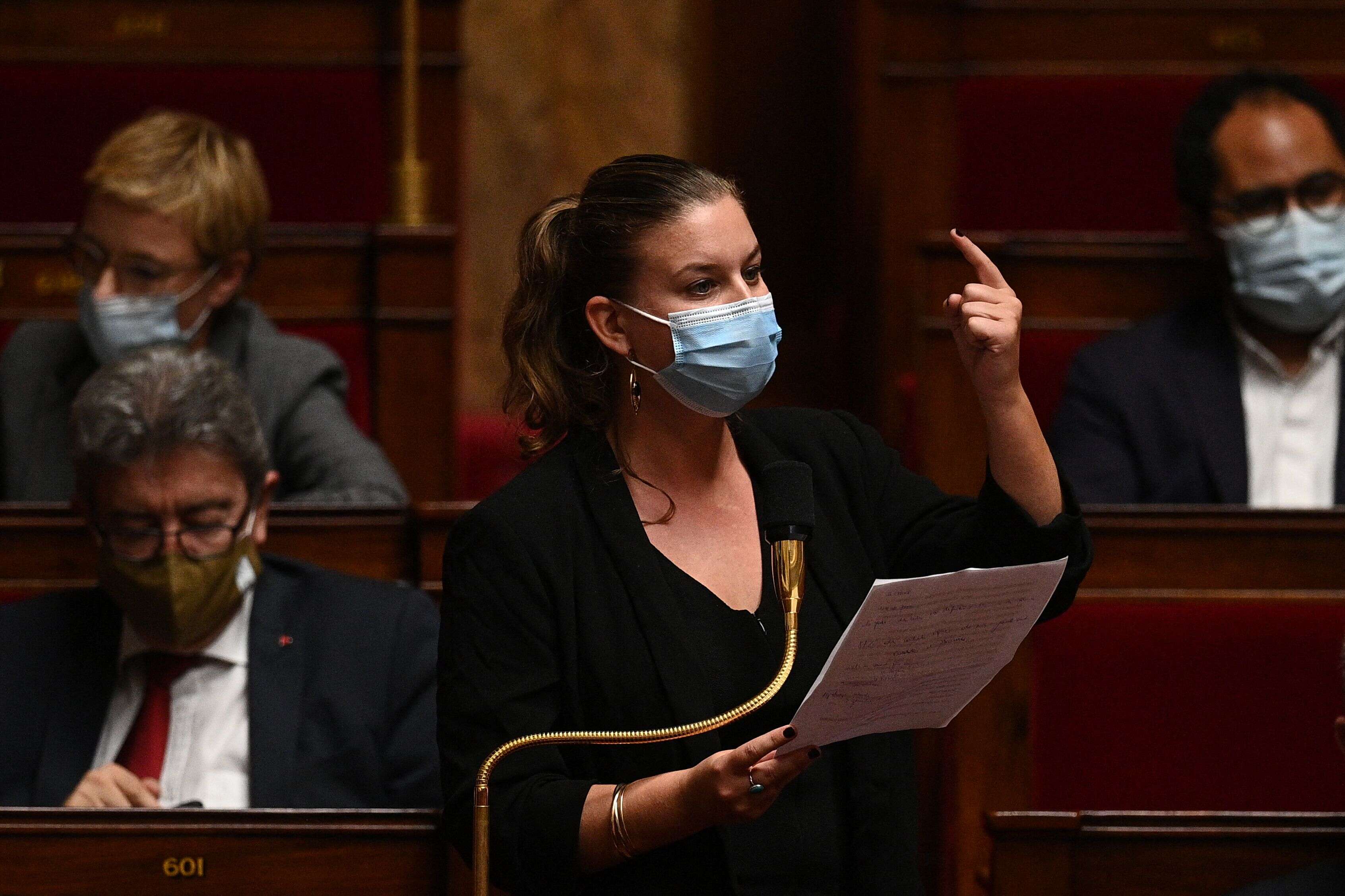 La députée insoumise Mathilde Panot, ici photographiée à l'Assemblée nationale en octobre dernier, s'est attirée les foudres de la SNCF et notamment d'employés de l'entreprise ferroviaire après avoir évoqué de futurs contrôles au faciès.