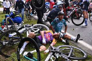 Lors de la première étape du Tour de France 2021, courue entre Brest et Landernau, deux très violentes chutes collectives ont chamboulé la fin de course. De nombreux coureurs ont été blessés et plusieurs ont dû abandonner.