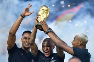 PSG-Caen: le trophée de la Coupe du monde présenté au Parc des Princes par Mbappé, Kimpembe et Areola