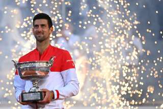 Novak Djokovic posant avec son trophée de Roland-Garros remporté ce 13 juin 2021.
