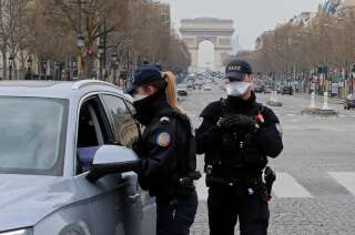 Des policiers procèdent à un contrôle sur les Champs-Élysées à Paris le 17 mars 2020 (photo d'illustration)