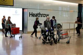 Des passagers arrivant au terminal 2 de l'aéroport d'Heathrow à Londres, le 22 mai 2020.