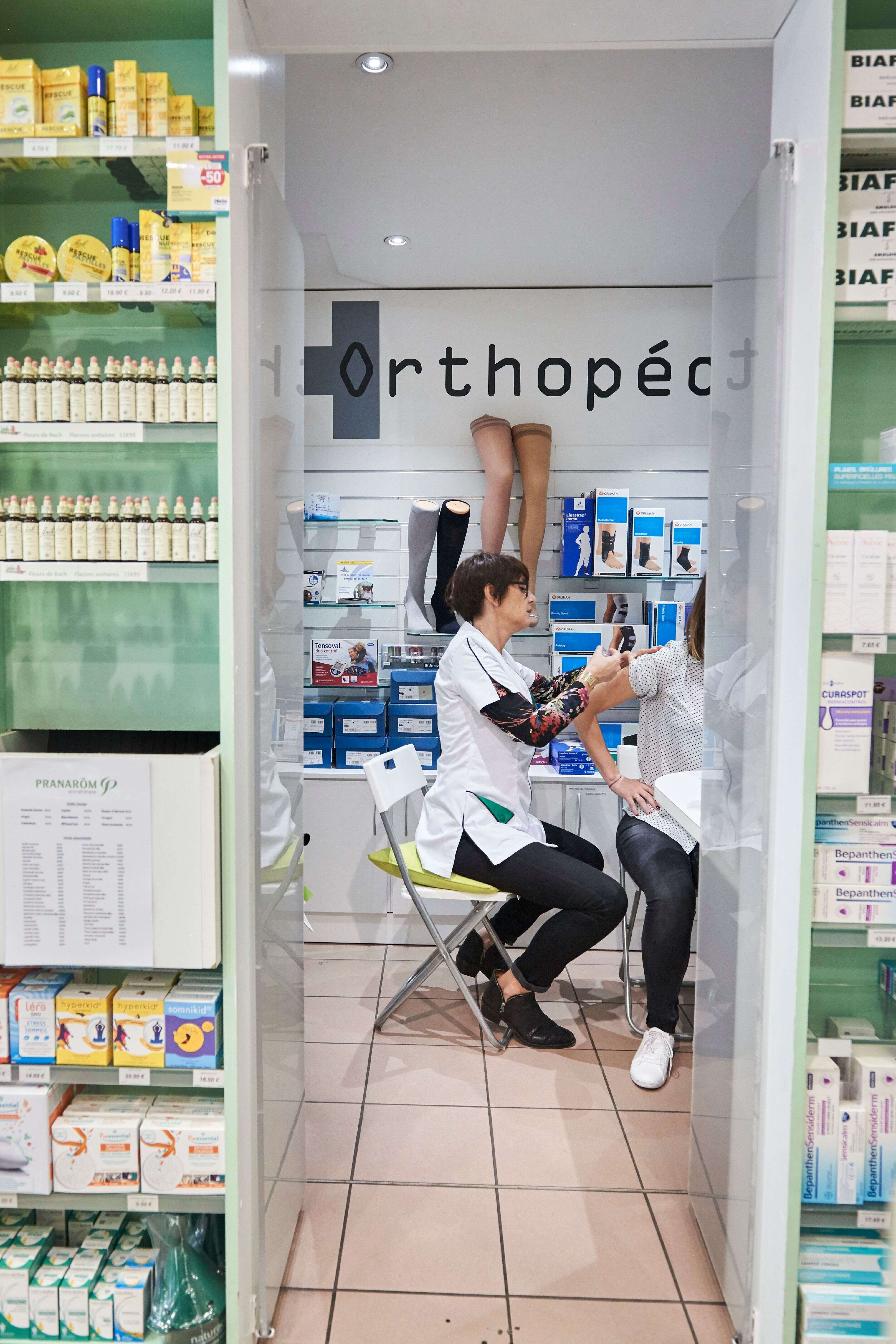 Les pharmacies vont pouvoir ouvrir tous les dimanches pour vacciner (Photo  d'illustration d'une pharmacienne en train de vacciner une cliente. BSIP/Universal Images Group via Getty Images)