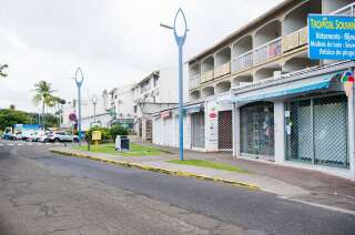 Une rue vide et des magasins fermés pendant le confinement aux Trois-Îlets, en Martinique, le 11 août 2021.