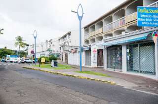 Le confinement en Martinique assoupli à partir du 20 septembre (Photo d'illustration: Une rue vide et des magasins fermés pendant le confinement aux Trois-Îlets, en Martinique, le 11 août 2021. Par LIONEL CHAMOISEAU via Getty Images)