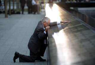 Pratiquement vingt ans après l'attentat contre les tours du World Trade Center, deux victimes supplémentaires ont été identifiées. Mais 40% des plus de 2700 morts de l'attaque doivent encore l'être (photo d'illustration prise en septembre 2021 au mémorial du 11-Septembre et montrant Robert Peraza se recueillant devant le nom de son fils).