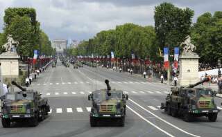 Des Canon-obusier Weeled de 155 mm système CAESAR (Camion équipé d'un système d'artillerie) lors du défilé militaire du 14 juillet 2012 sur les Champs-Elysées.