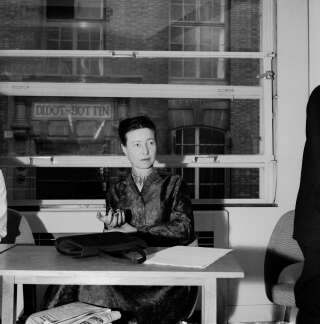 Simone de Beauvoir, ici au mois de juin 1960, a conservé les échanges avec ses lecteurs, contrairement à la plupart des auteurs.