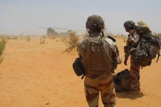 Deux soldats français photographiés au mois de mars au Mali.