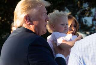 Donald Trump portant un bébé à la Maison Blanche à Washington DC le 21 juin 2019.