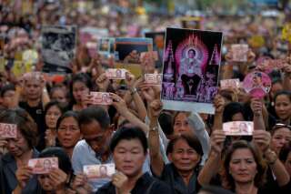 Les images du dernier hommage du peuple thaïlandais à son roi Bhumibol Adulyadej