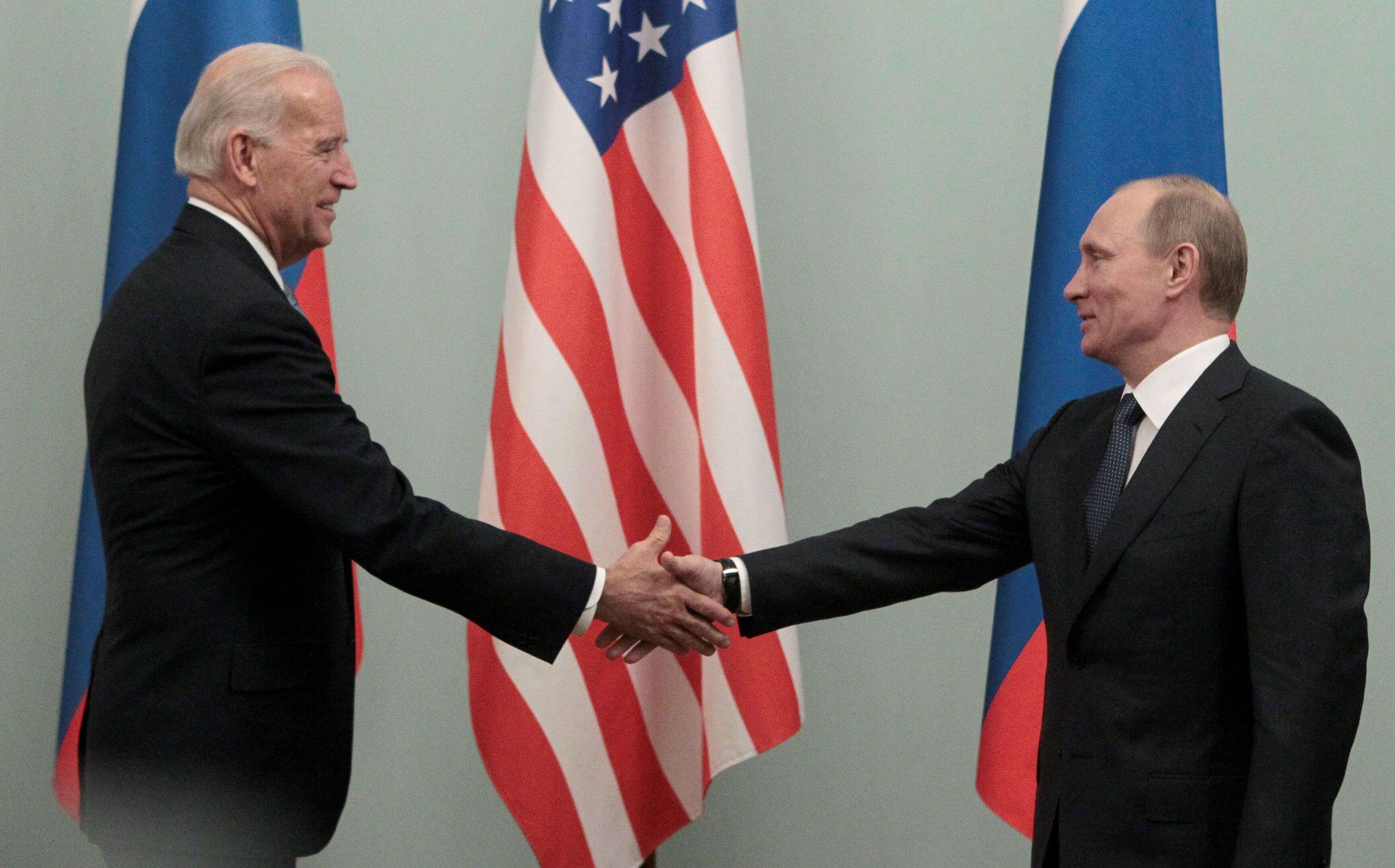 Joe Biden et Vladimir Poutine se serrent la main lor d'une rencontre à Moscou en mars 2011.