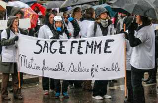 Grâce à un protocole d'accord signé entre les syndicats et le gouvernement, les sages-femmes vont bénéficier de nouvelles revalorisations salariales, portant à 500 euros net mensuels la hausse des 18 derniers mois (photo d'archive prise à Lyon en 2013).