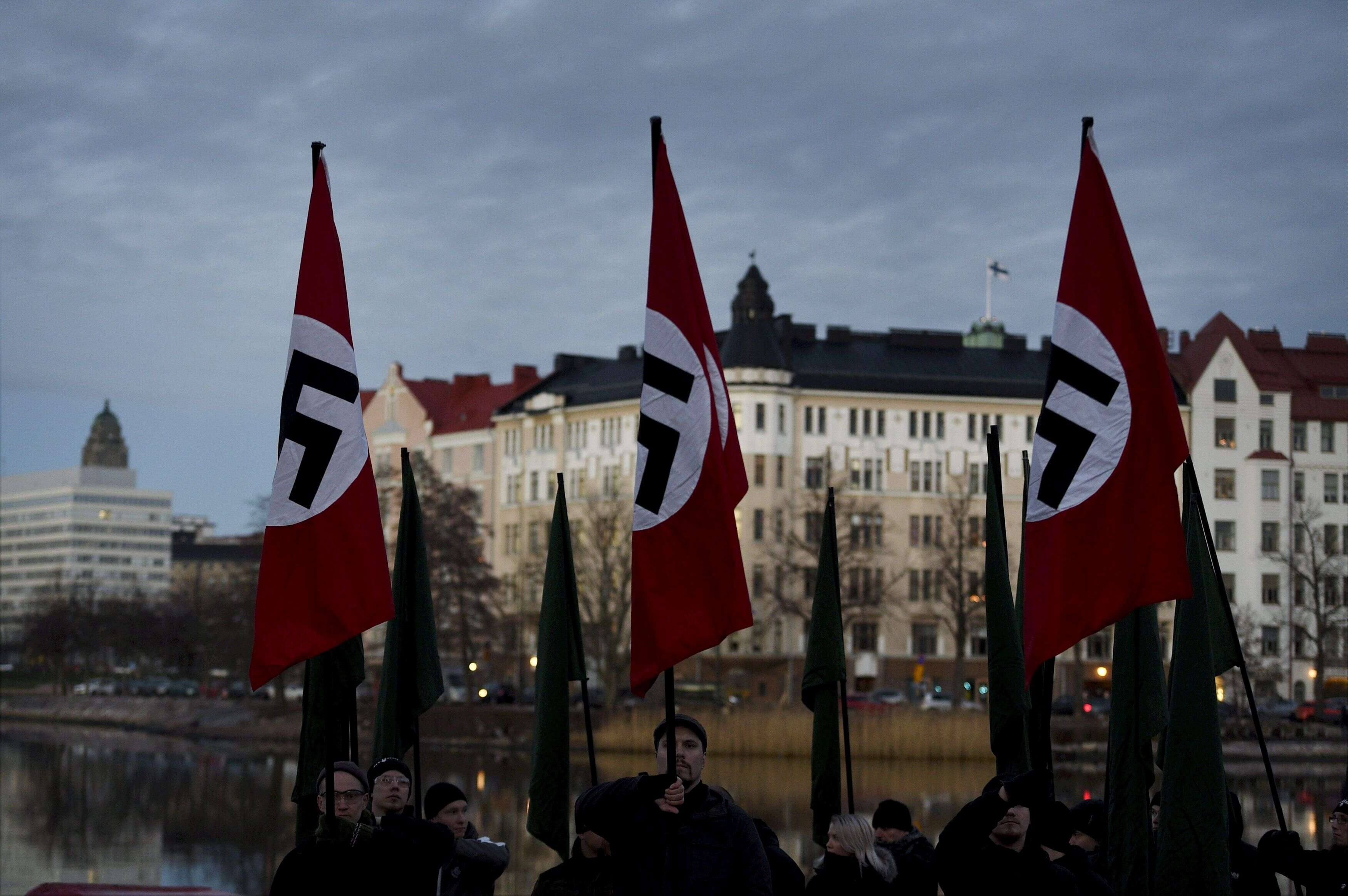 Des drapeaux nazis, photographiés lors d'un rassemblement de néo-nazis finlandais à Helsinki en décembre 2018.