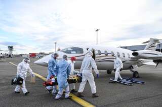 Un patient Covid-19 emmené pour un vol médical à l'aéroport de Bron près de Lyon, le 27 octobre 2020, pour être évacué vers un autre hôpital.