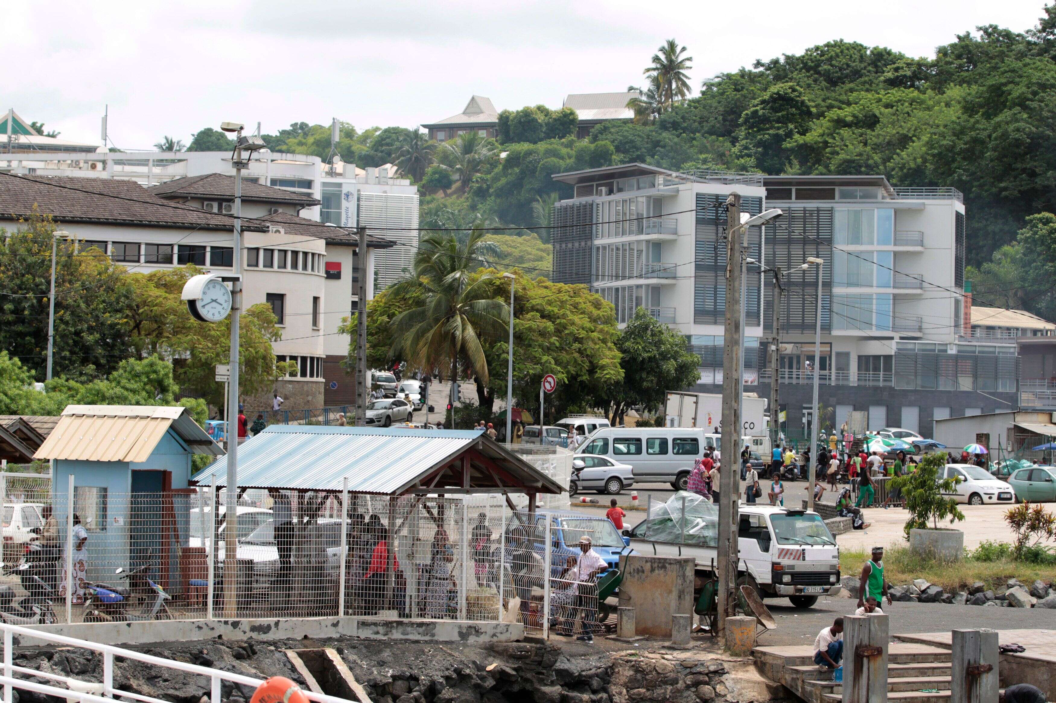 À Mayotte, Darmanin veut encore restreindre l'attribution de la nationalité française (Photo d'illustration: Dzaoudzi à Mayotte par REUTERS/Charles Platiau)