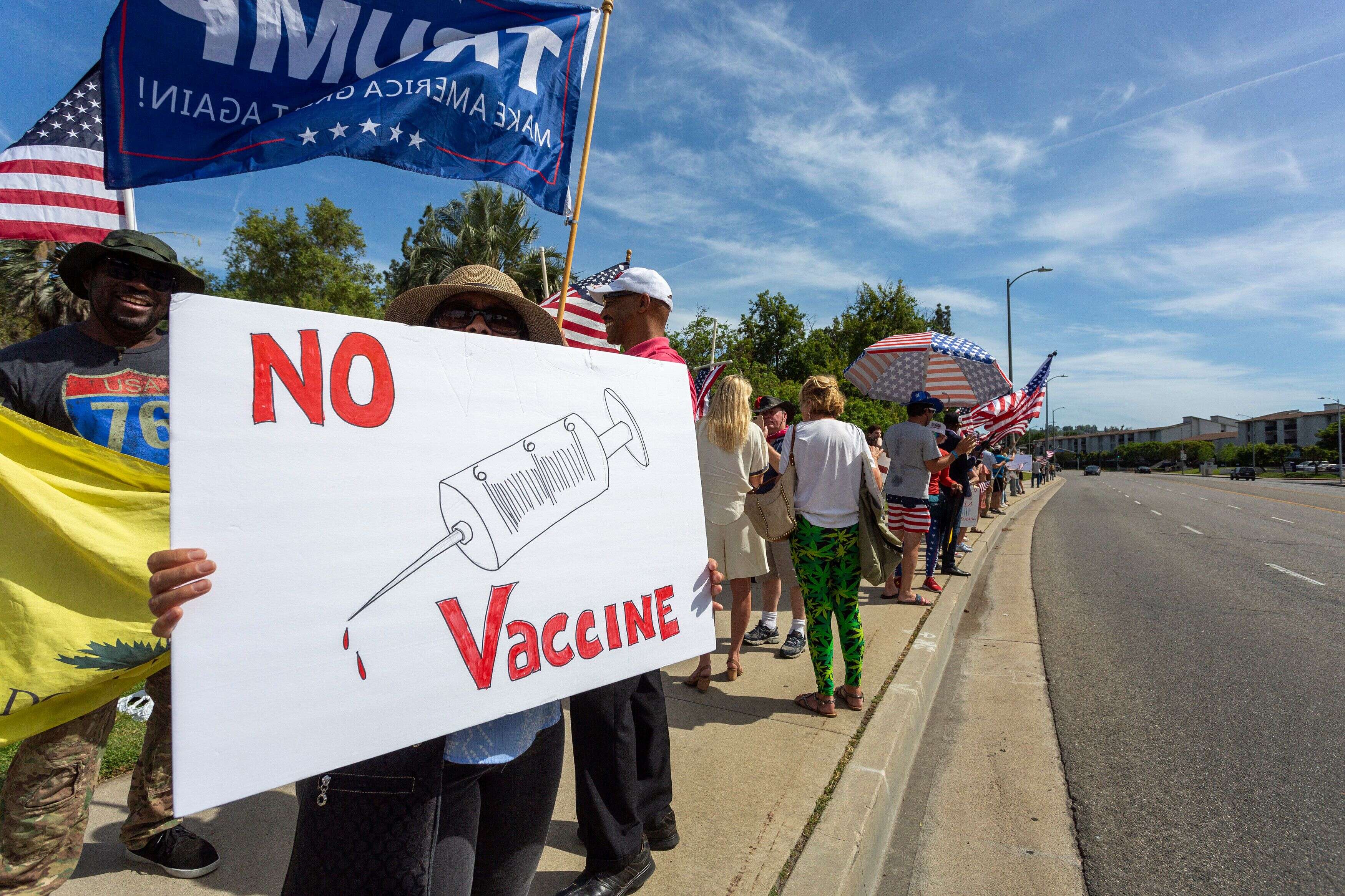 Un manifestant tient un panneau antivaccination lors d’une manifestation de partisans de Donald Trumpréclamant la fin du confinement en Californie, alors que la pandémie continue de s’aggraver, le 16 mai, àWoodland Hills.