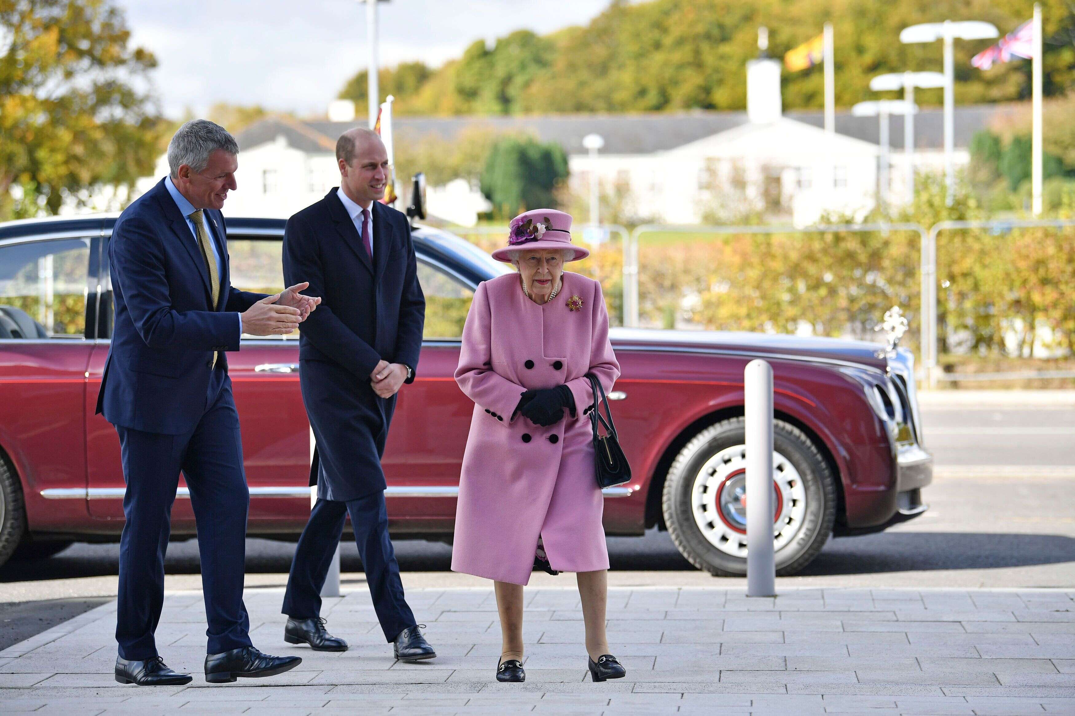 La reine Elizabeth II et le Prince William  lors de leur visite au Defence Science and Technology Laboratory à Porton Down, le 15 octobre 2020 (Ben Stansall/Pool via AP)