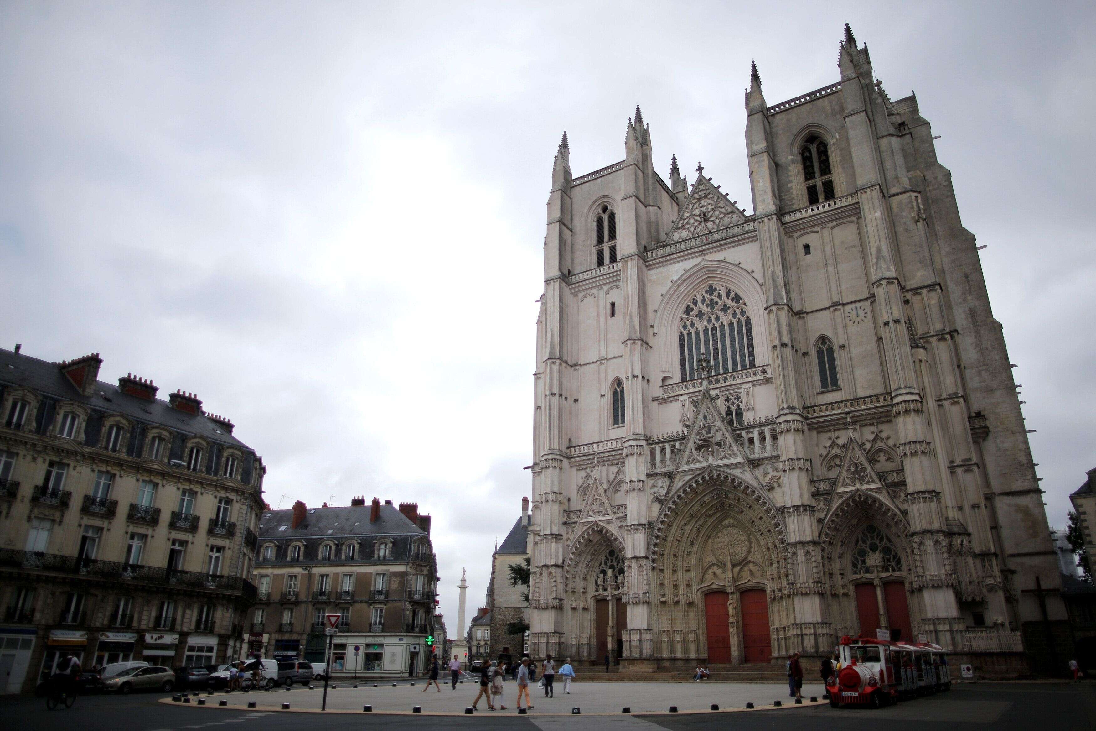C'est devant la cathédrale de Nantes que des centaines de catholiques se sont retrouvés le dimanche 8 novembre pour réclamer l'accès aux messes et pour entonner chants et prières sur la voie publique (image d'illustration d'août 2017).
