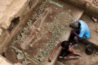 Les femmes à la préhistoire pouvaient participer à la chasse, contrairement à ce que l'on pensait jusqu'à présent. (Image d'illustration, des étudiants examinent des ossements au Pérou, 2 aout 2013.)
