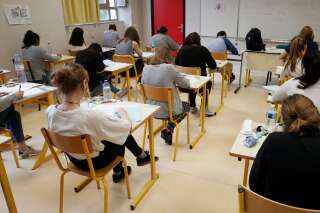 Silence religieux dans une salle d'épreuve du Baccalauréat 2018 dans un lycée de Versailles.