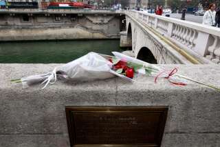 La plaque commémorative des évènements du 17 octobre 1961 sur le pont Saint-Michel à Paris en 2011.