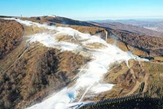 La neige sur les pistes des jeux olympiques de Pékin est 100% artificielle. L'enneigement avec des canons puise dans les ressources en eau et en électricité de la planète.