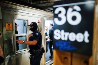 Un policier patrouille dans la station de métro de la 36ème rue” au sud de Brooklyn, au lendemain de la fusillade qui a fait 23 blessés (image prise le 13 avril 2022).