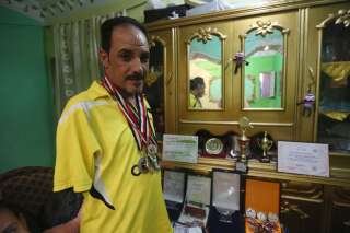 Le pongiste Ibrahim Hamadtou, 48 ans, participe actuellement aux Jeux de Tokyo avec une technique aussi efficace qu'étonnante rendue nécessaire par son handicap (photo d'archive prise en 2014 à son domicile de Damiette, au nord de l'Égypte).