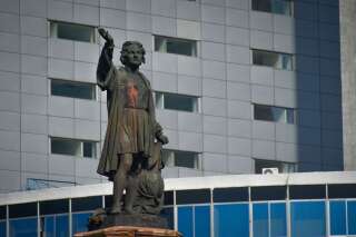 La statue de Christophe Colomb peinte en rouge lors d'une manifestation à Mexico, le 9 juin 2020.