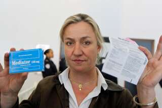 Irène Frachon tenant une boite de Mediator au tribunal de Nanterre le 14 mai 2012